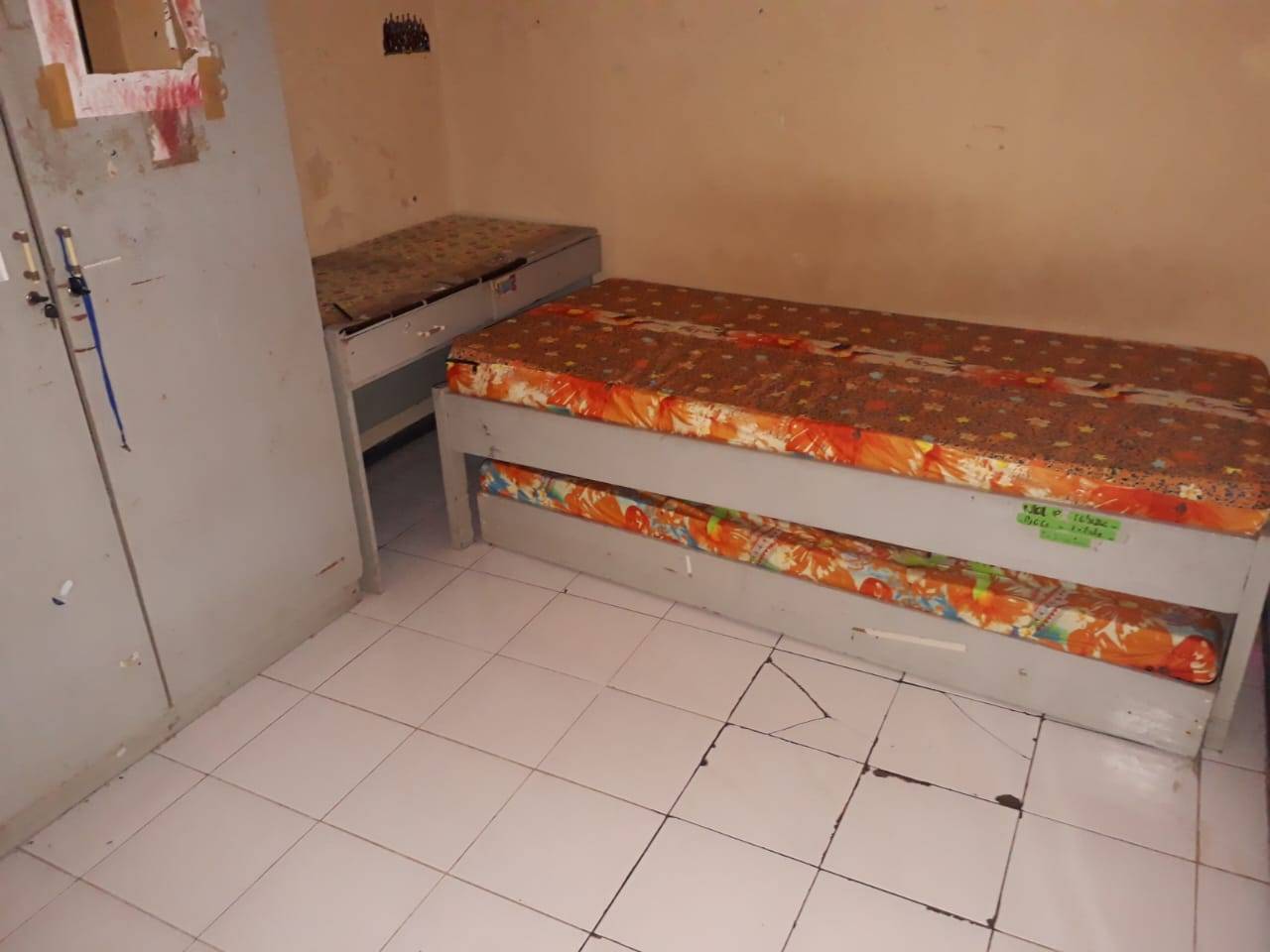 8 kamar tidur 3 km