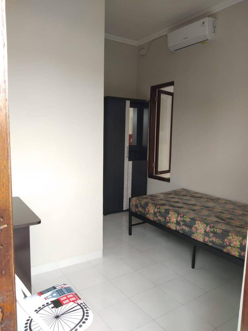 Kamar jendela kecil