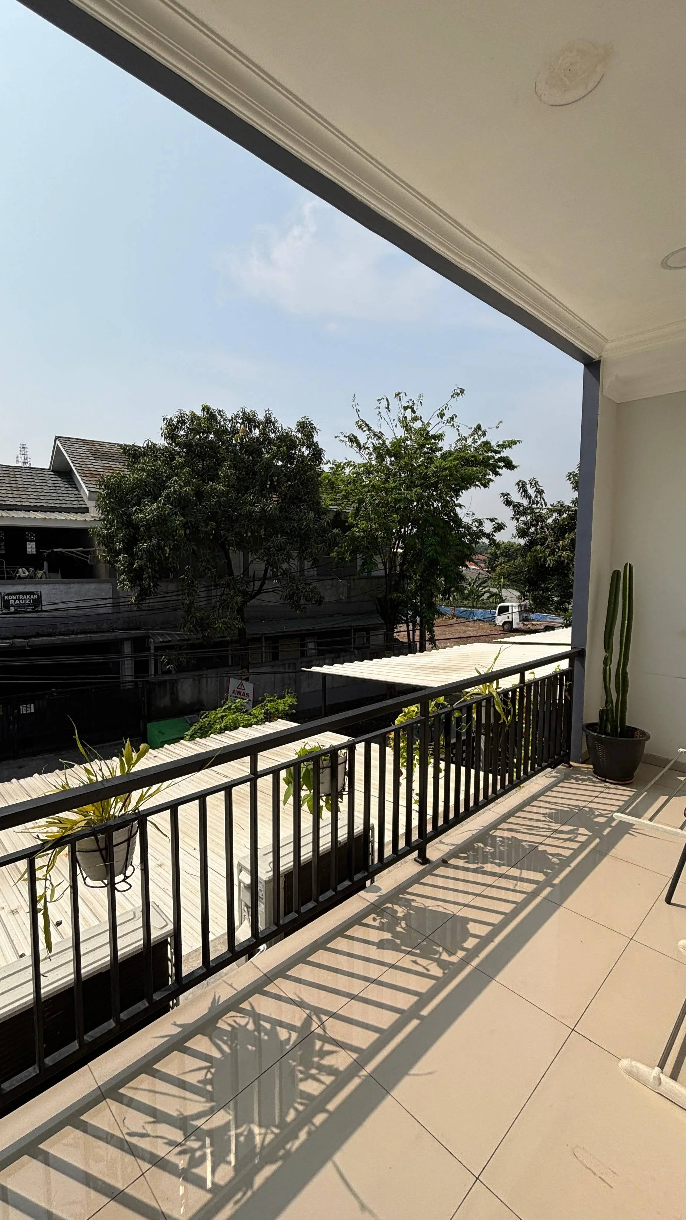 compact single with water hiter