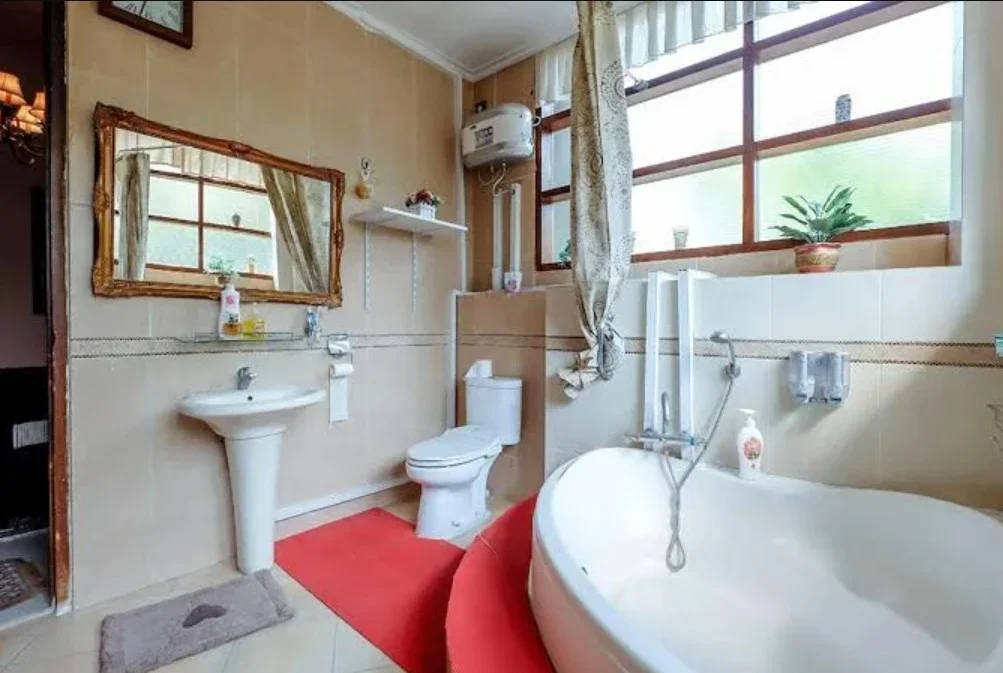 Queen Bed with Bathtub