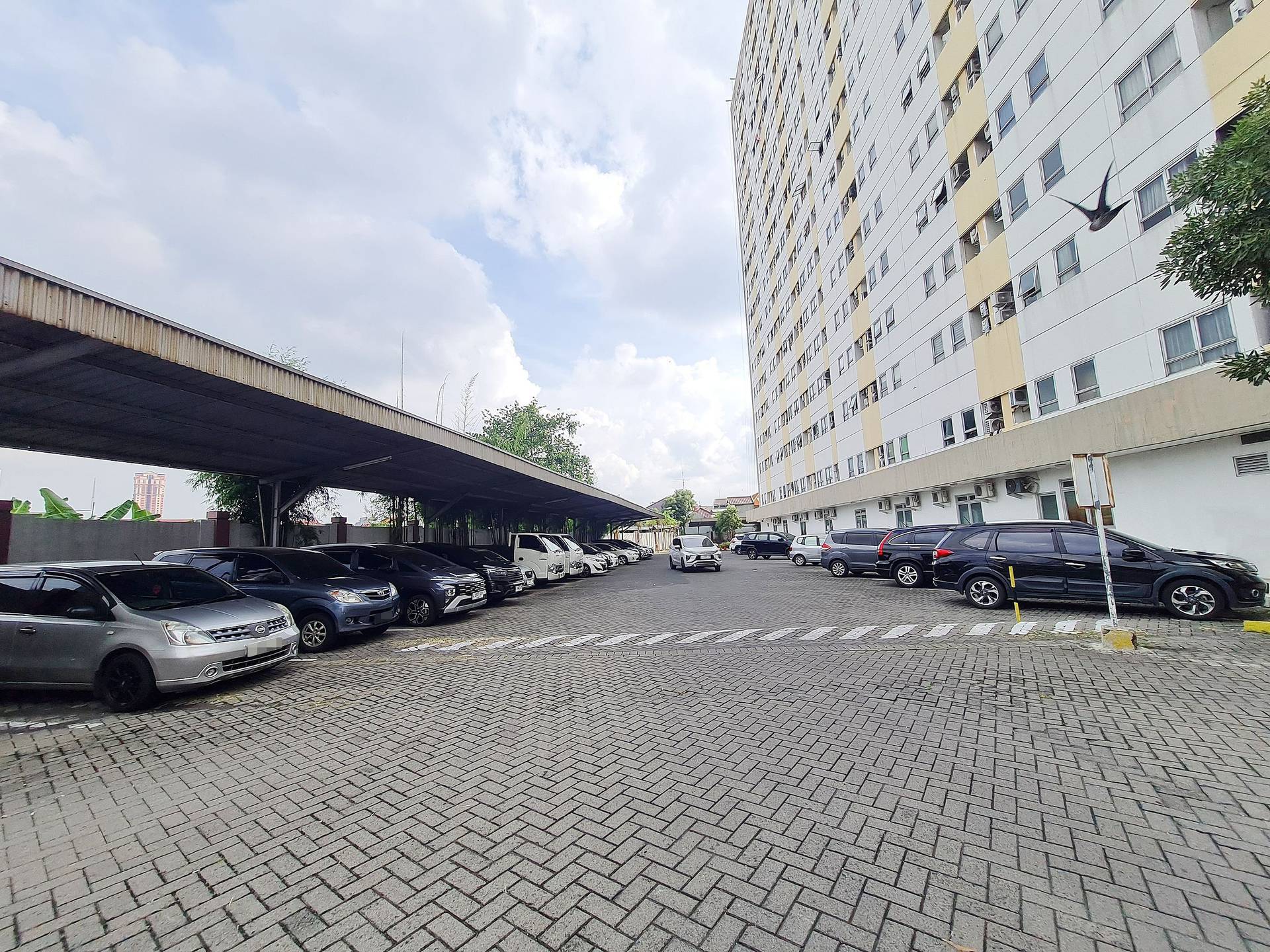 https://images.rukita.co/buildings/building/00149ed7-4fc.jpg