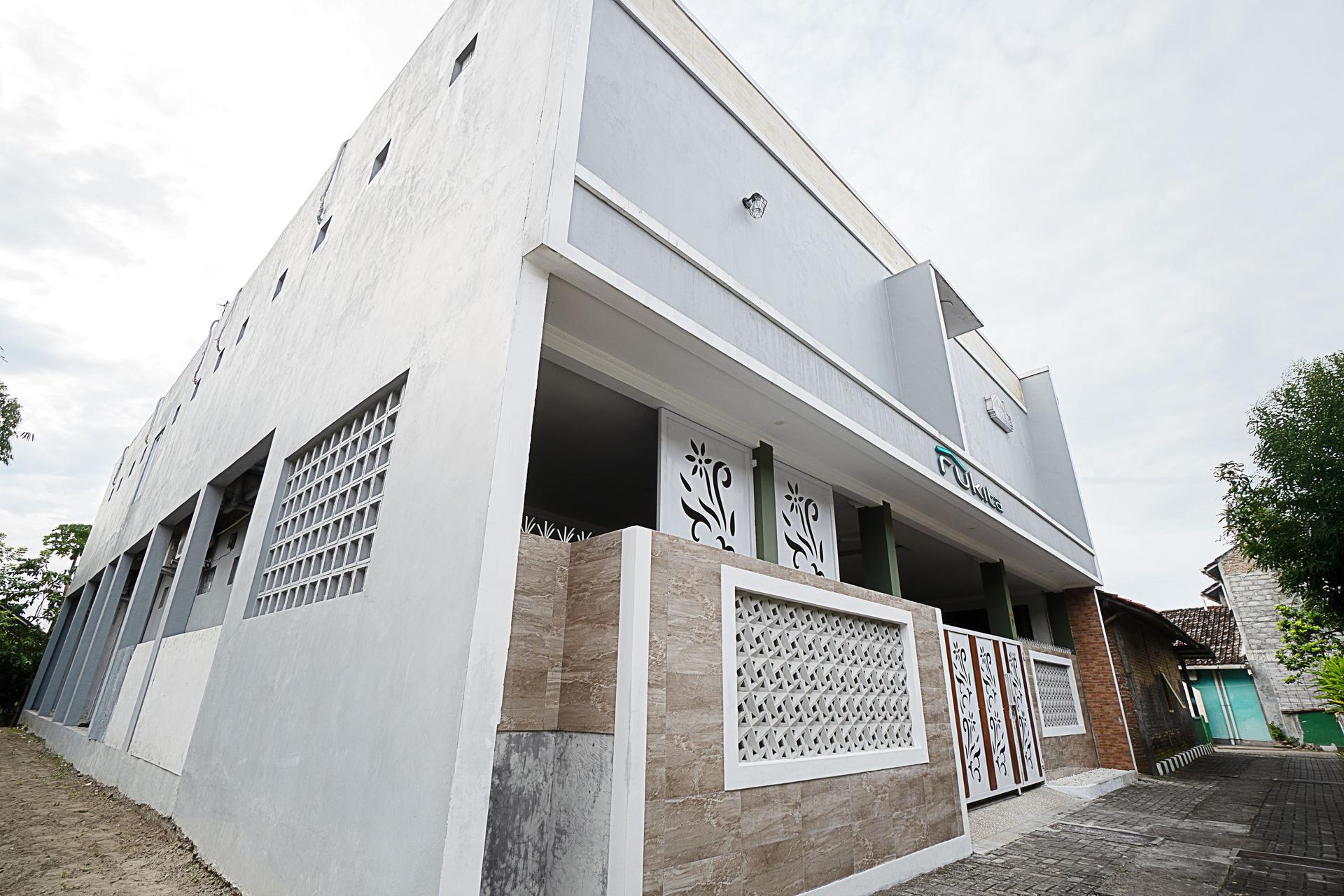 https://images.rukita.co/buildings/building/037d1523-c83.jpg