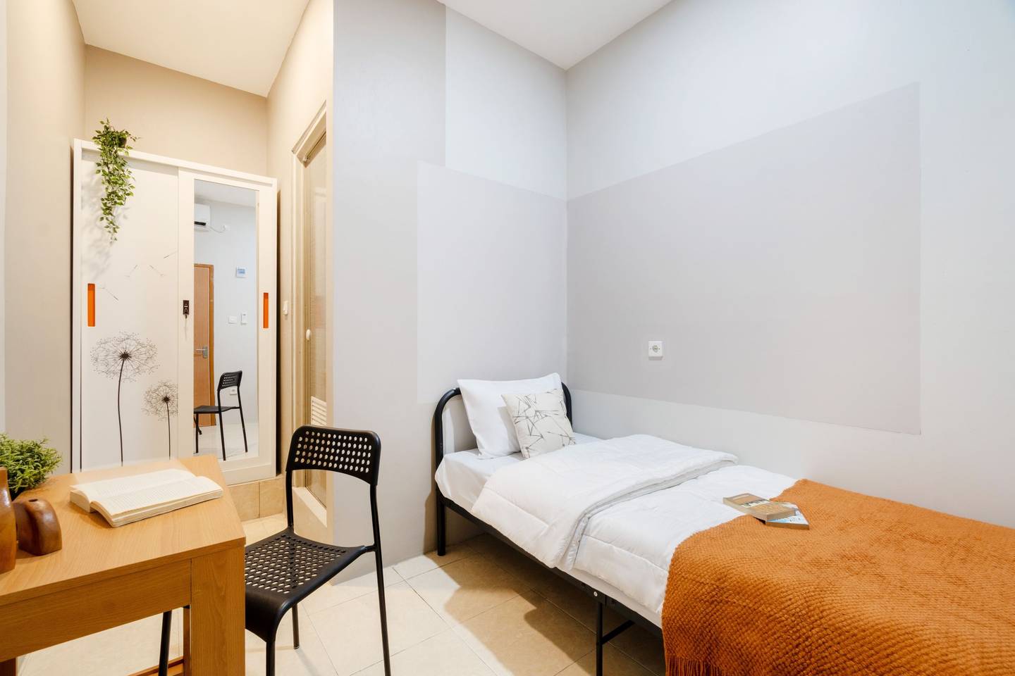 https://images.rukita.co/buildings/building/04f979be-0e5.jpg