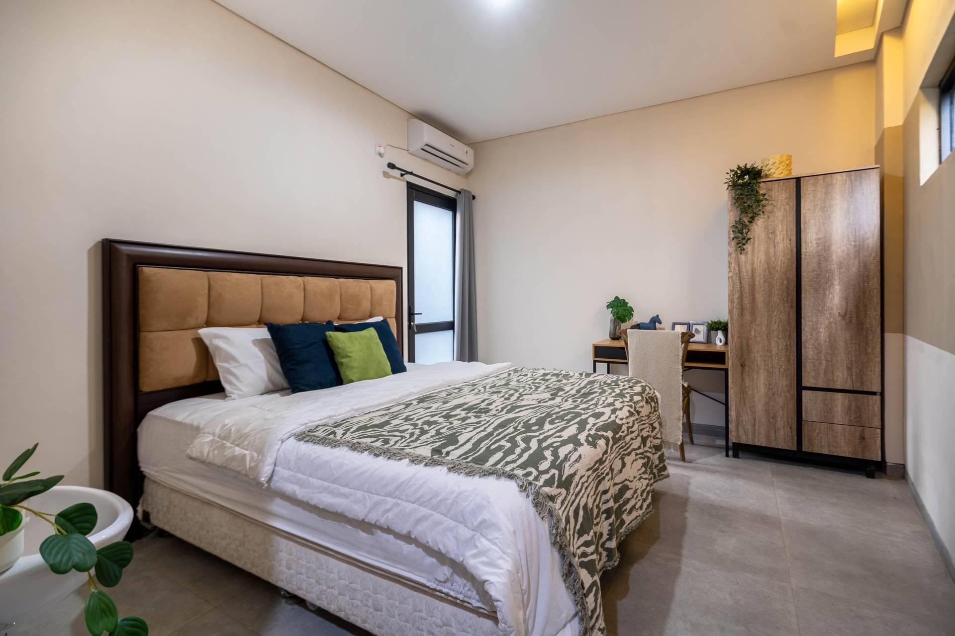 https://images.rukita.co/buildings/building/13c5cc4c-dd3.jpg