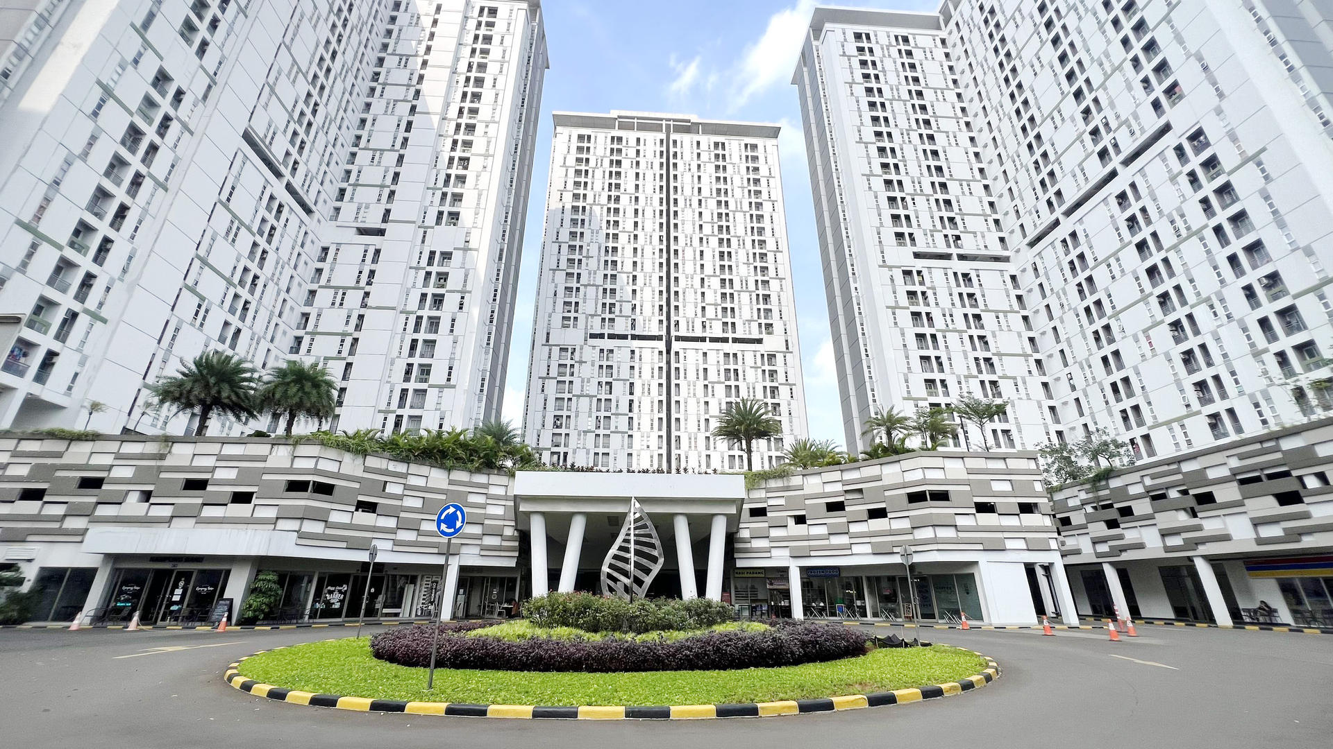 https://images.rukita.co/buildings/building/13fe9fce-0e4.jpg