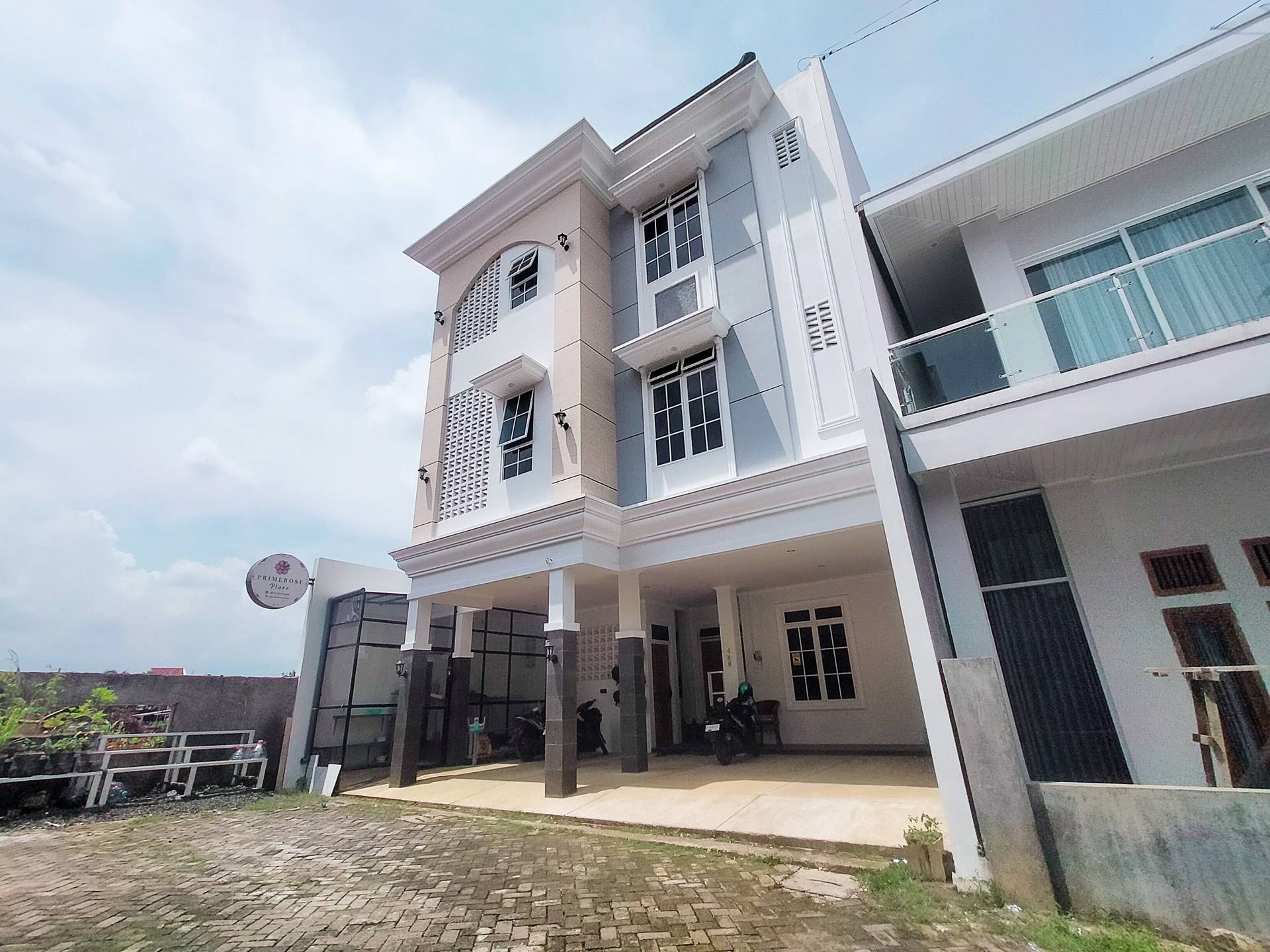 https://images.rukita.co/buildings/building/164e2ea1-7d92-475b-ba1f-80a5418b92e3.jpg