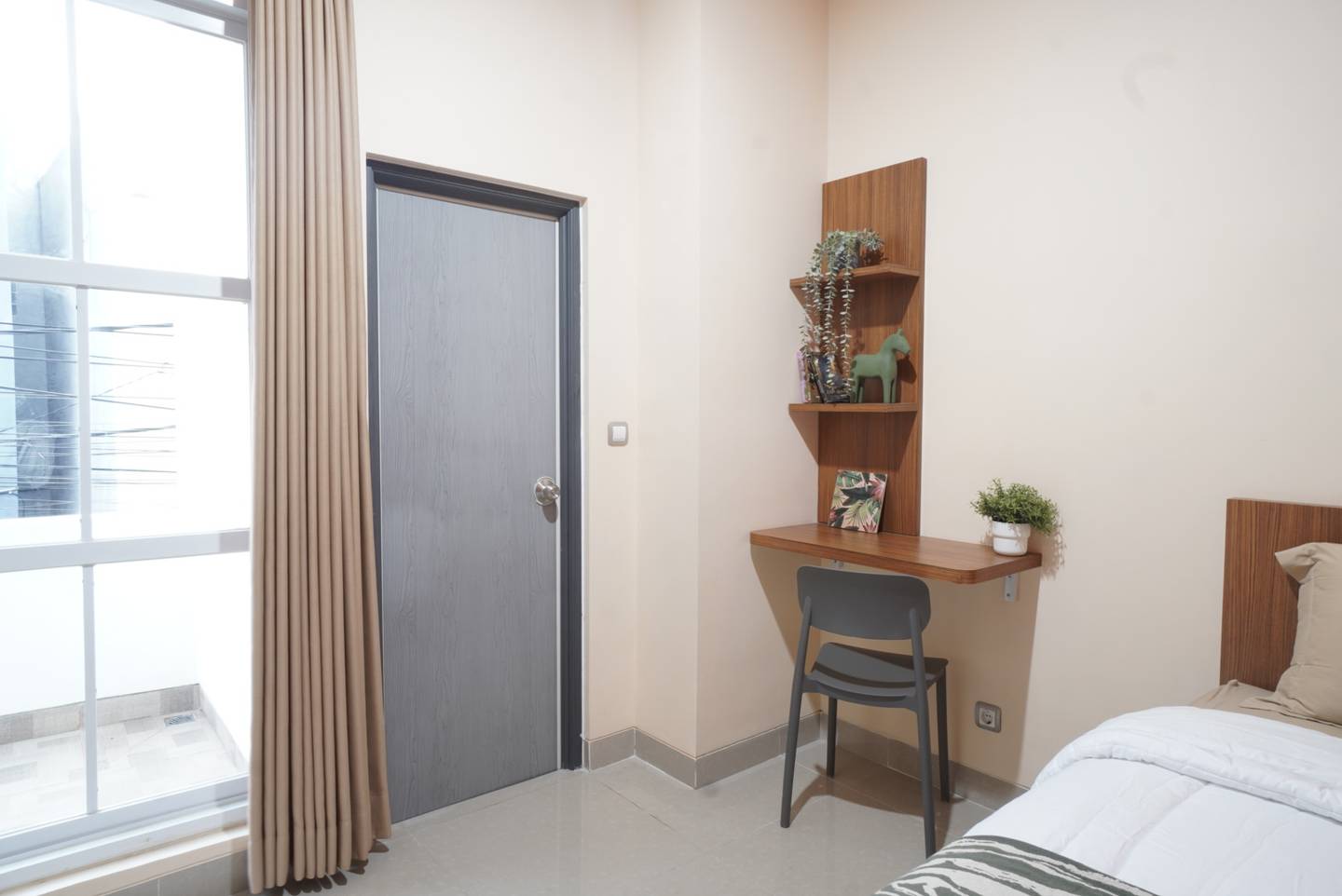 https://images.rukita.co/buildings/building/1f10e72e-d7a.jpg