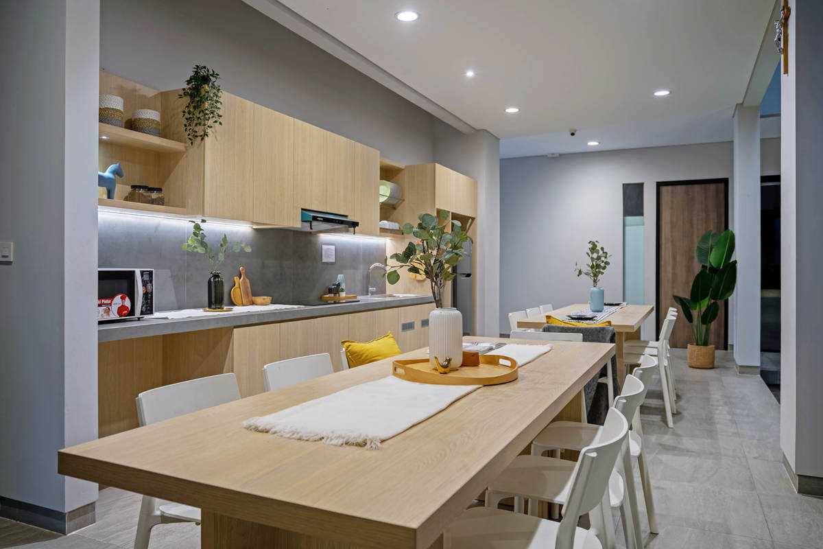https://images.rukita.co/buildings/building/24ed215e-32e.jpg