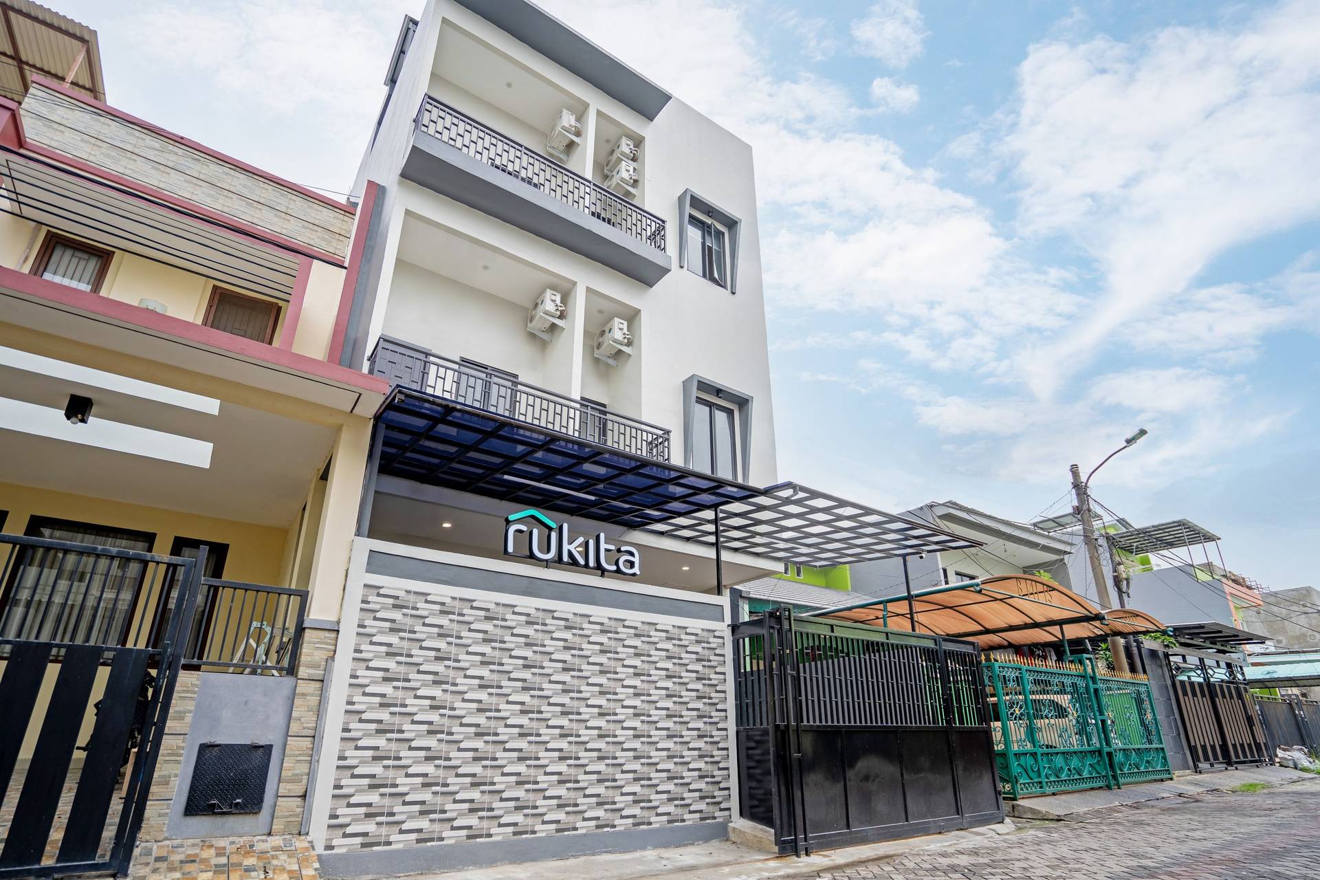 https://images.rukita.co/buildings/building/2b24c45e-827.jpg