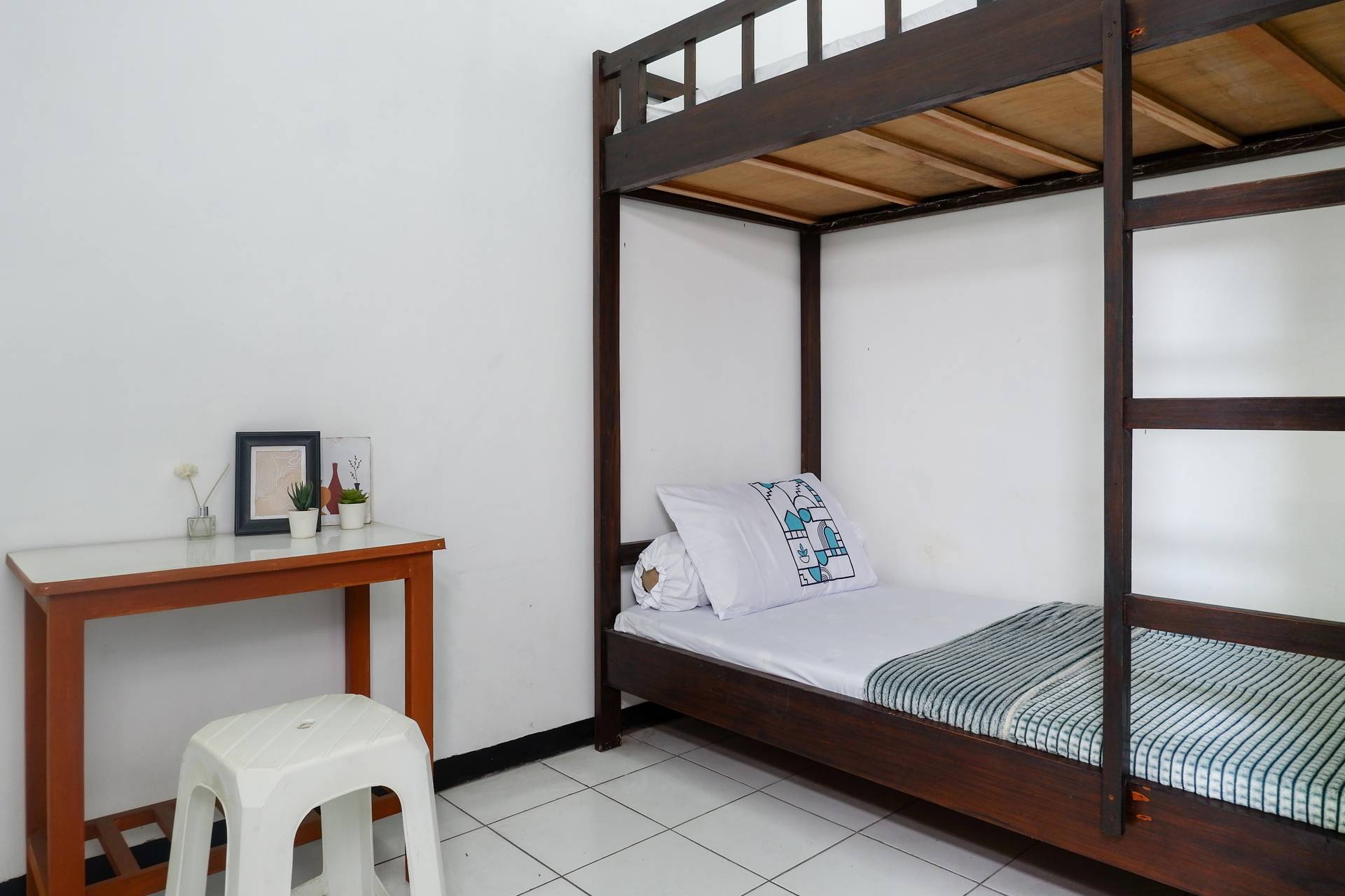 https://images.rukita.co/buildings/building/2b971412-817.jpg