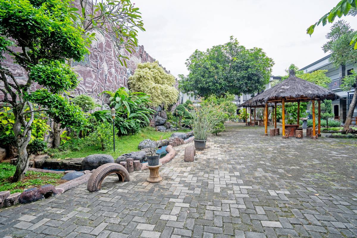 https://images.rukita.co/buildings/building/32858eb5-d4b.jpg