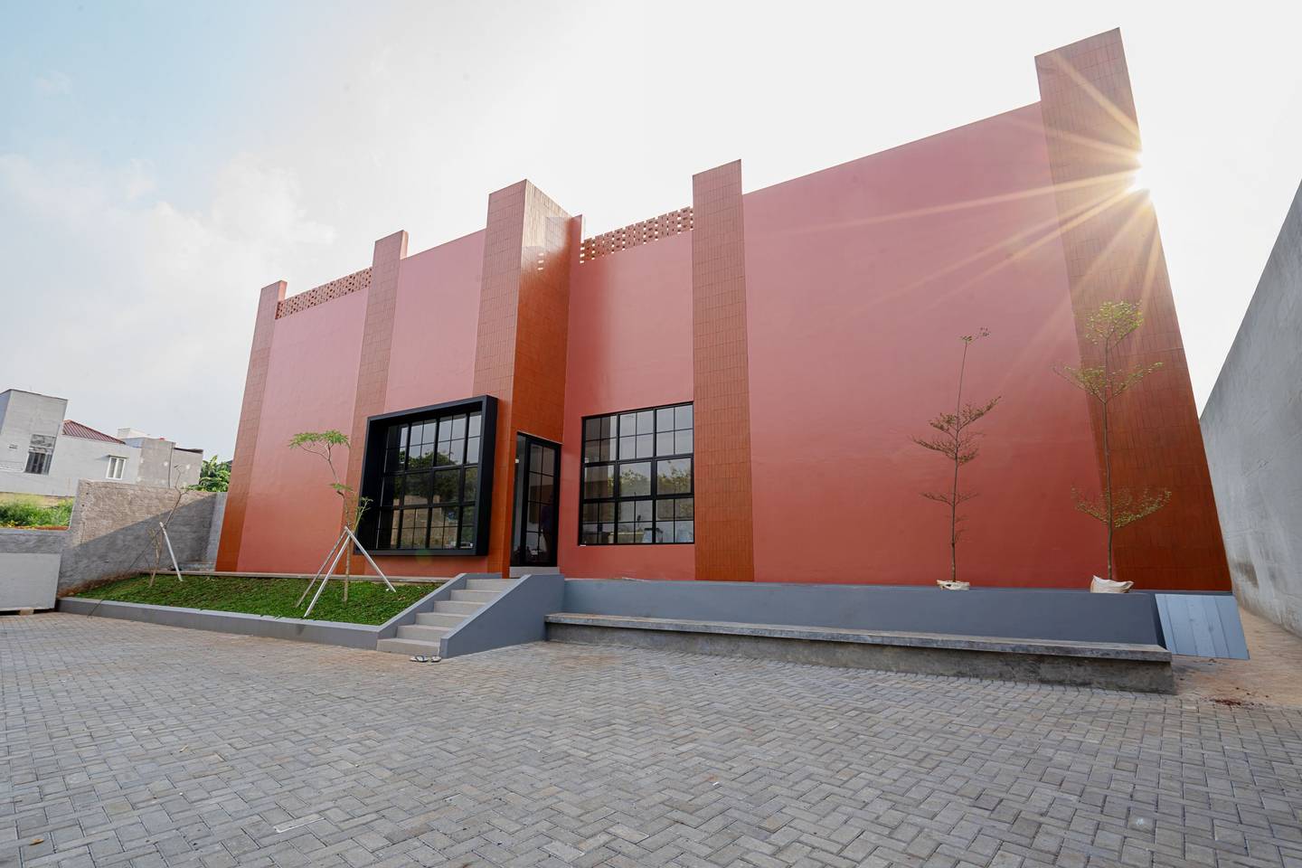 https://images.rukita.co/buildings/building/32b646bd-475.jpg
