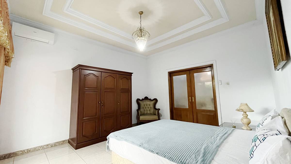 https://images.rukita.co/buildings/building/337776de-9d3.jpg
