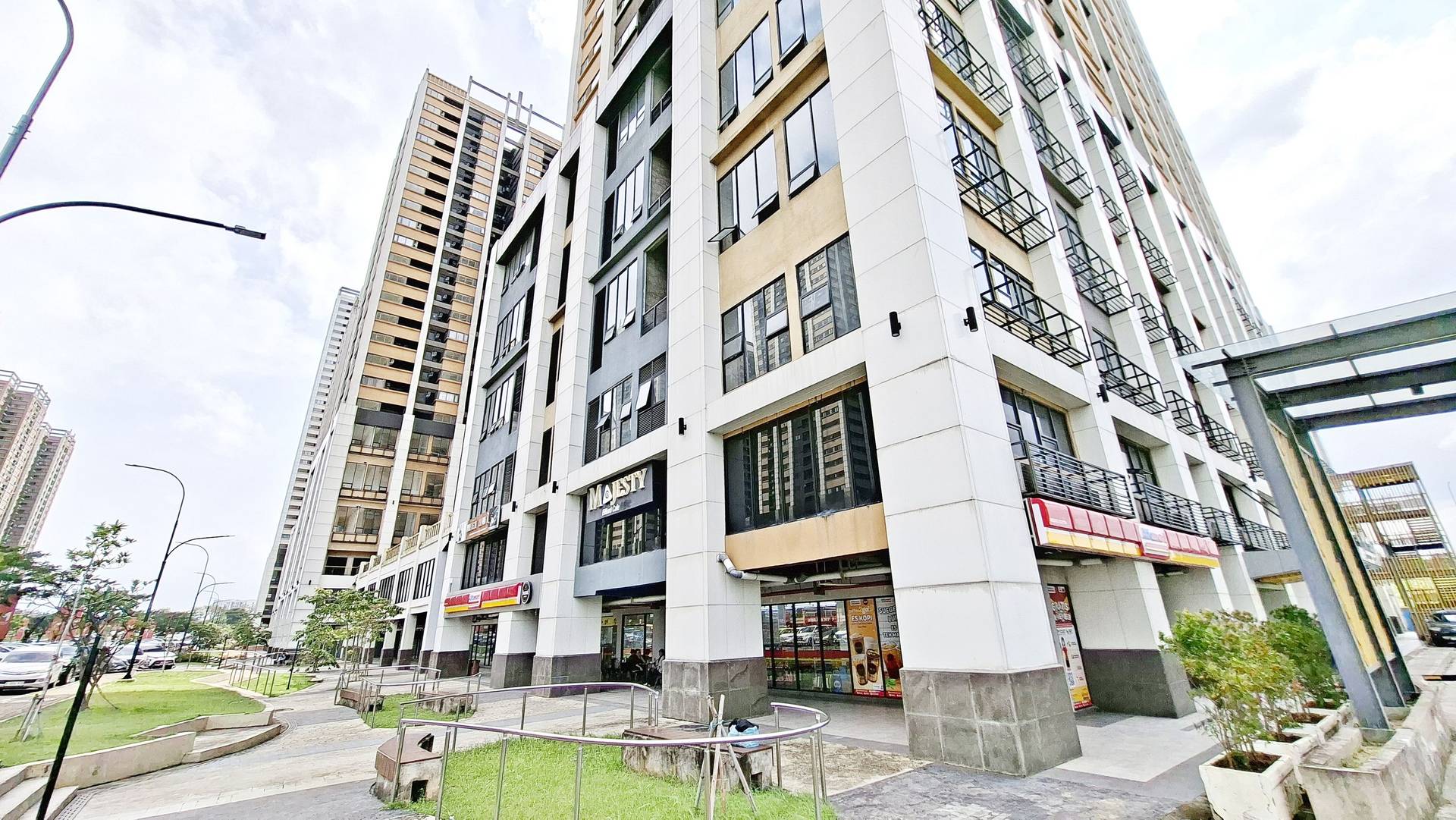 https://images.rukita.co/buildings/building/40d88542-4b3e-4671-90ef-5baa2f027bb1.jpg