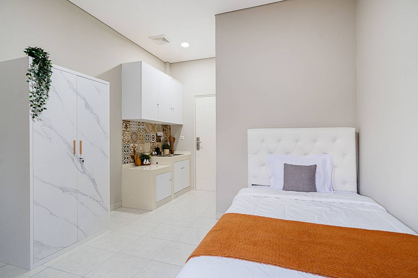 https://images.rukita.co/buildings/building/44ae8059-844.jpg