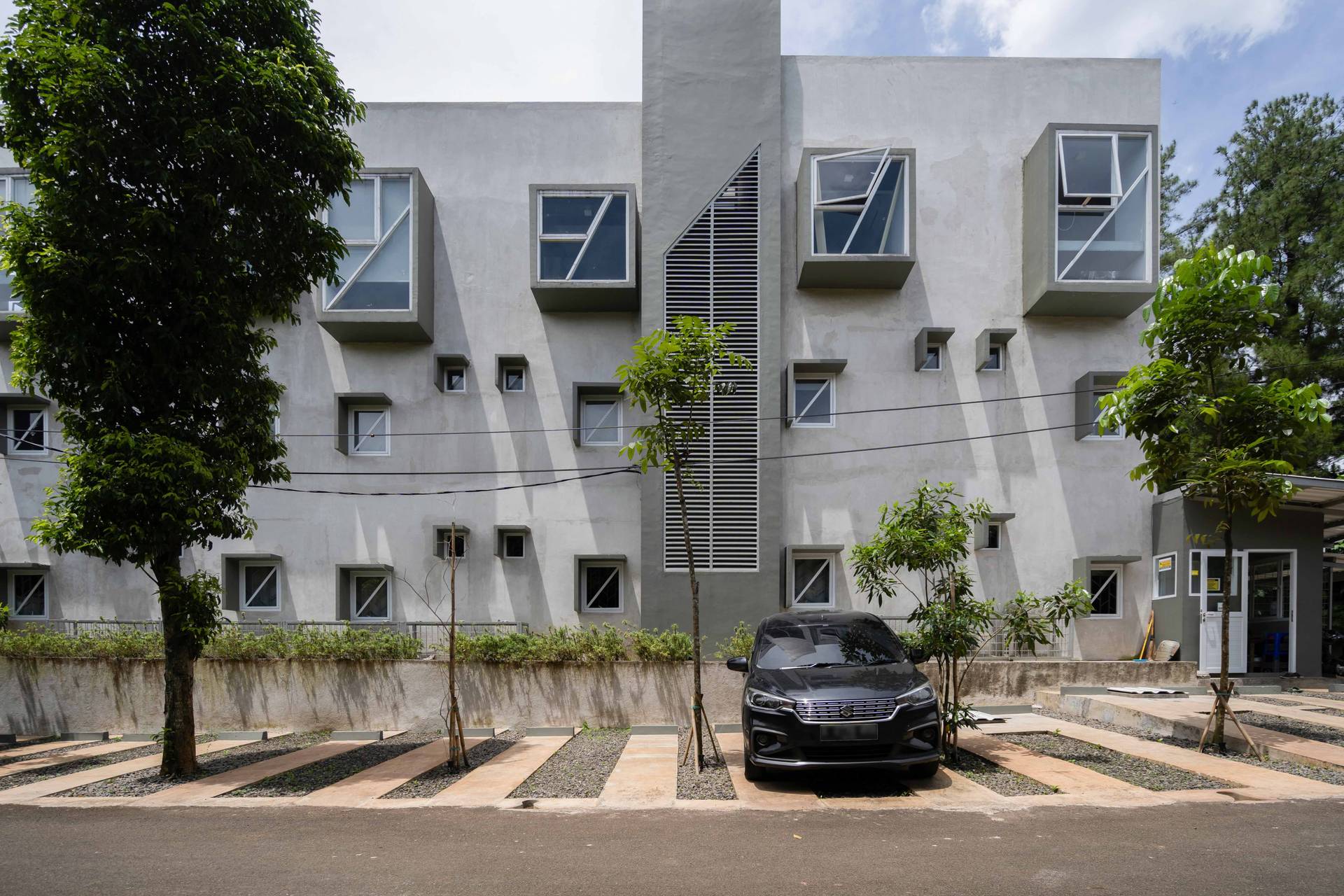 https://images.rukita.co/buildings/building/49f1360a-727.jpg