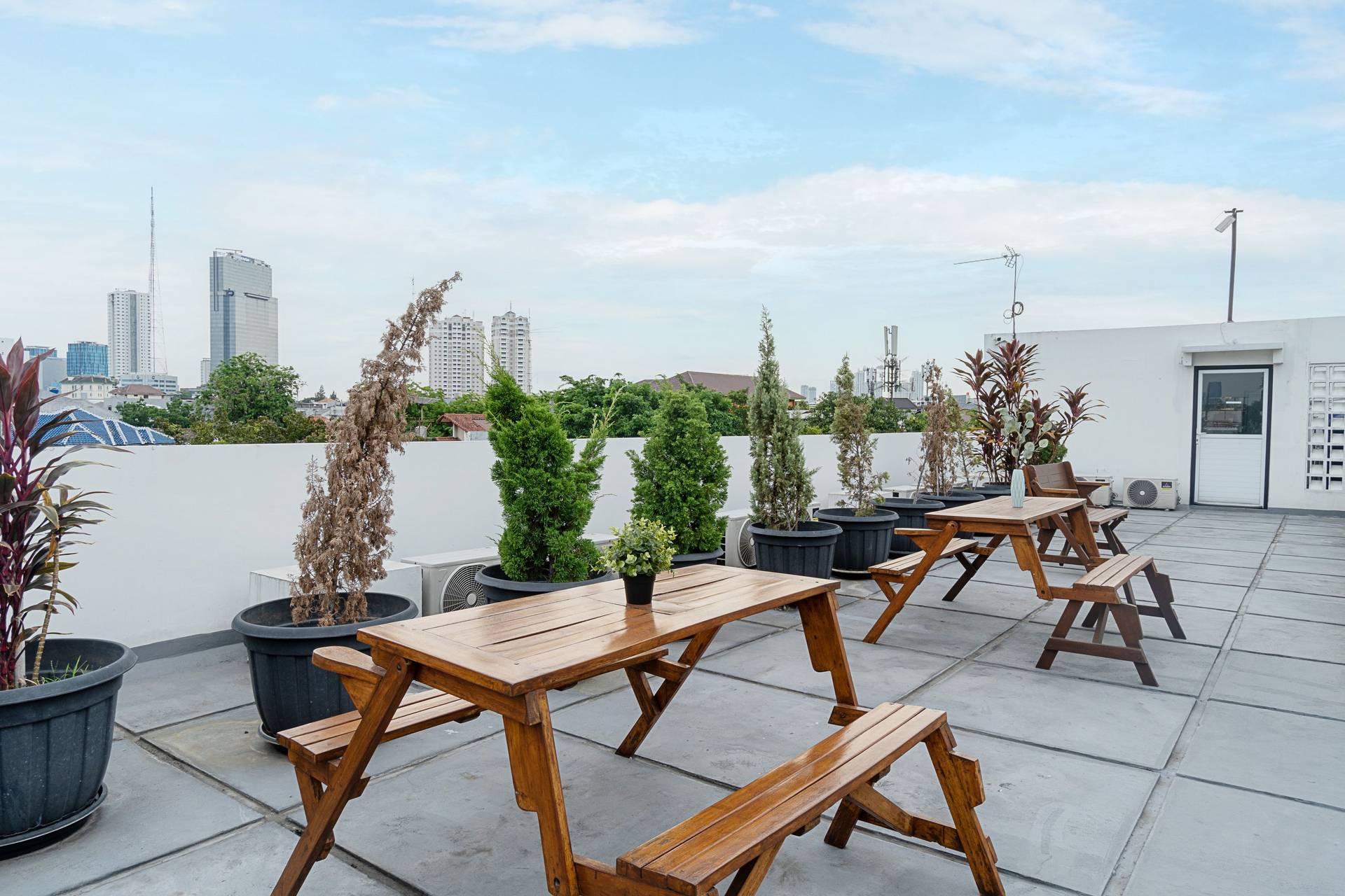 https://images.rukita.co/buildings/building/509f5bf9-74b.jpg