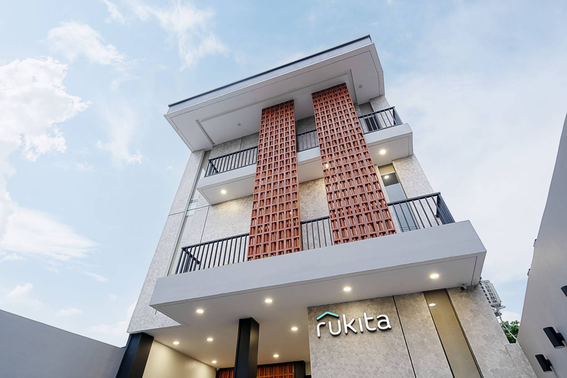 https://images.rukita.co/buildings/building/533a7863-cb2.jpg