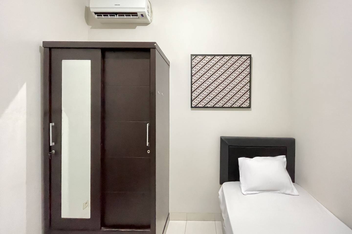 https://images.rukita.co/buildings/building/53b751ae-75c.jpg