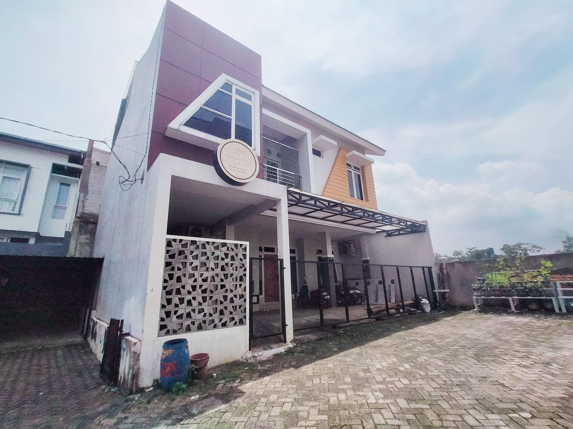 https://images.rukita.co/buildings/building/54b26bd1-65e5-48cf-a16d-f3d65c23586d.jpg