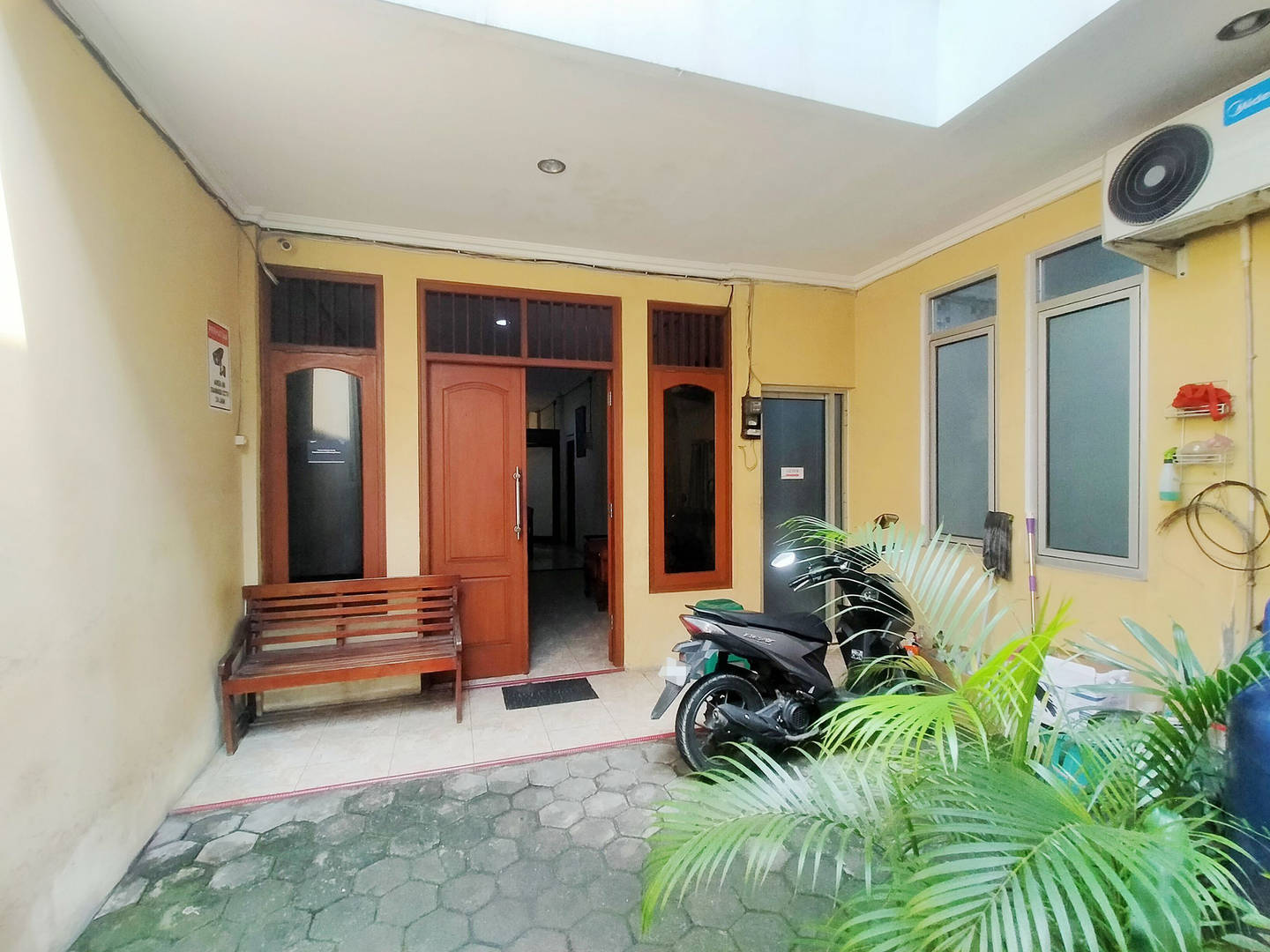 https://images.rukita.co/buildings/building/56e3a6f9-752.jpg
