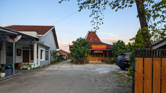 https://images.rukita.co/buildings/building/5be43cb3-02e.jpg