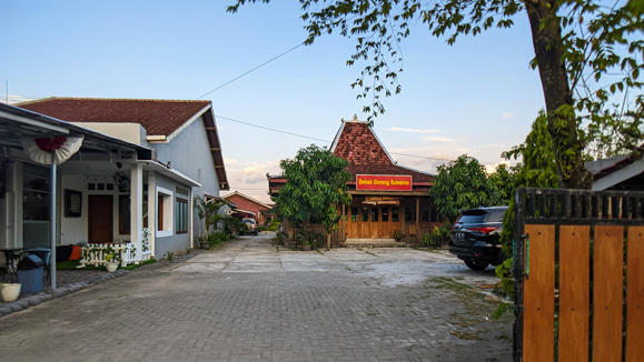 https://images.rukita.co/buildings/building/5be43cb3-02e.jpg