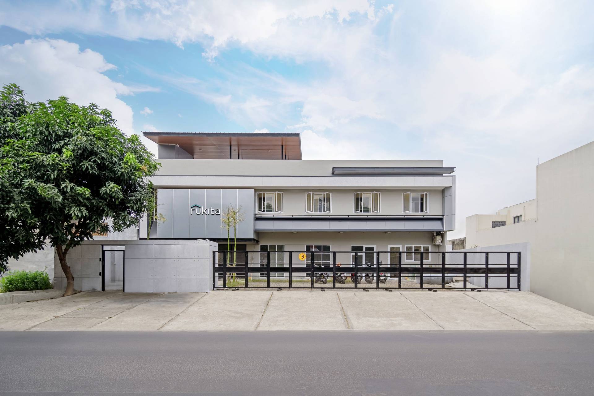 https://images.rukita.co/buildings/building/622d9342-3b7.jpg