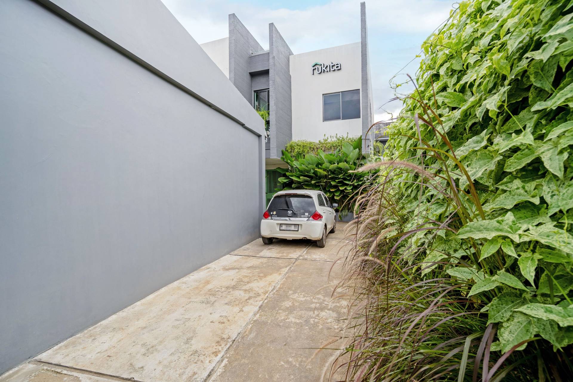 https://images.rukita.co/buildings/building/674965d7-400.jpg