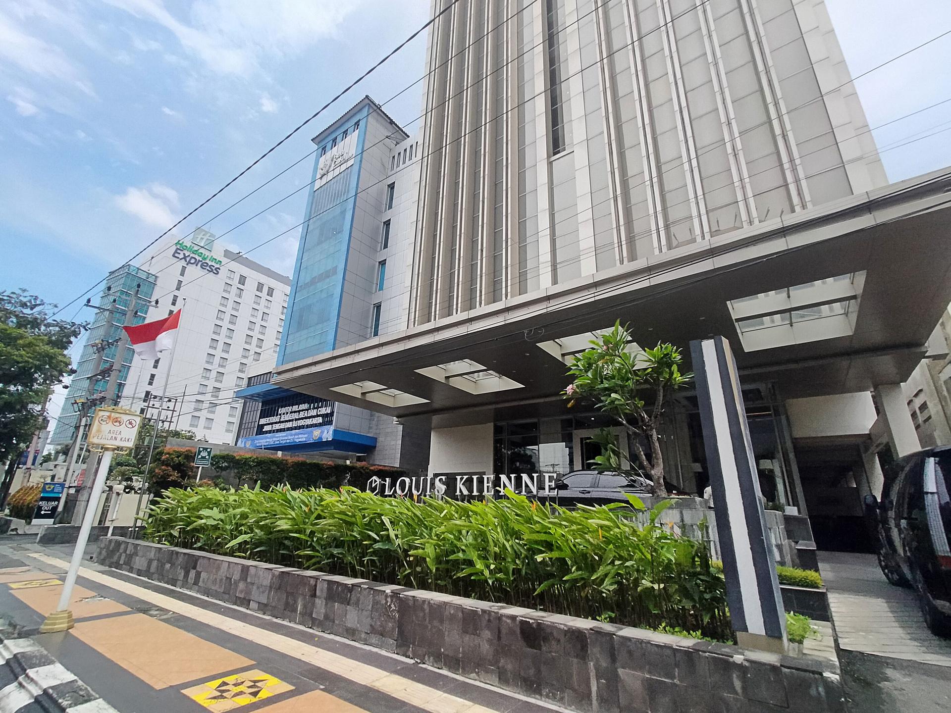 https://images.rukita.co/buildings/building/67653f01-2eb.jpg