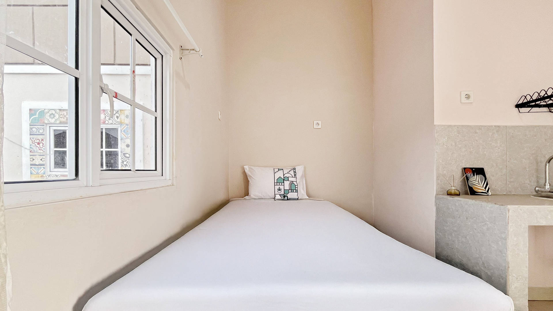 https://images.rukita.co/buildings/building/6c8d25e0-9c5.jpg