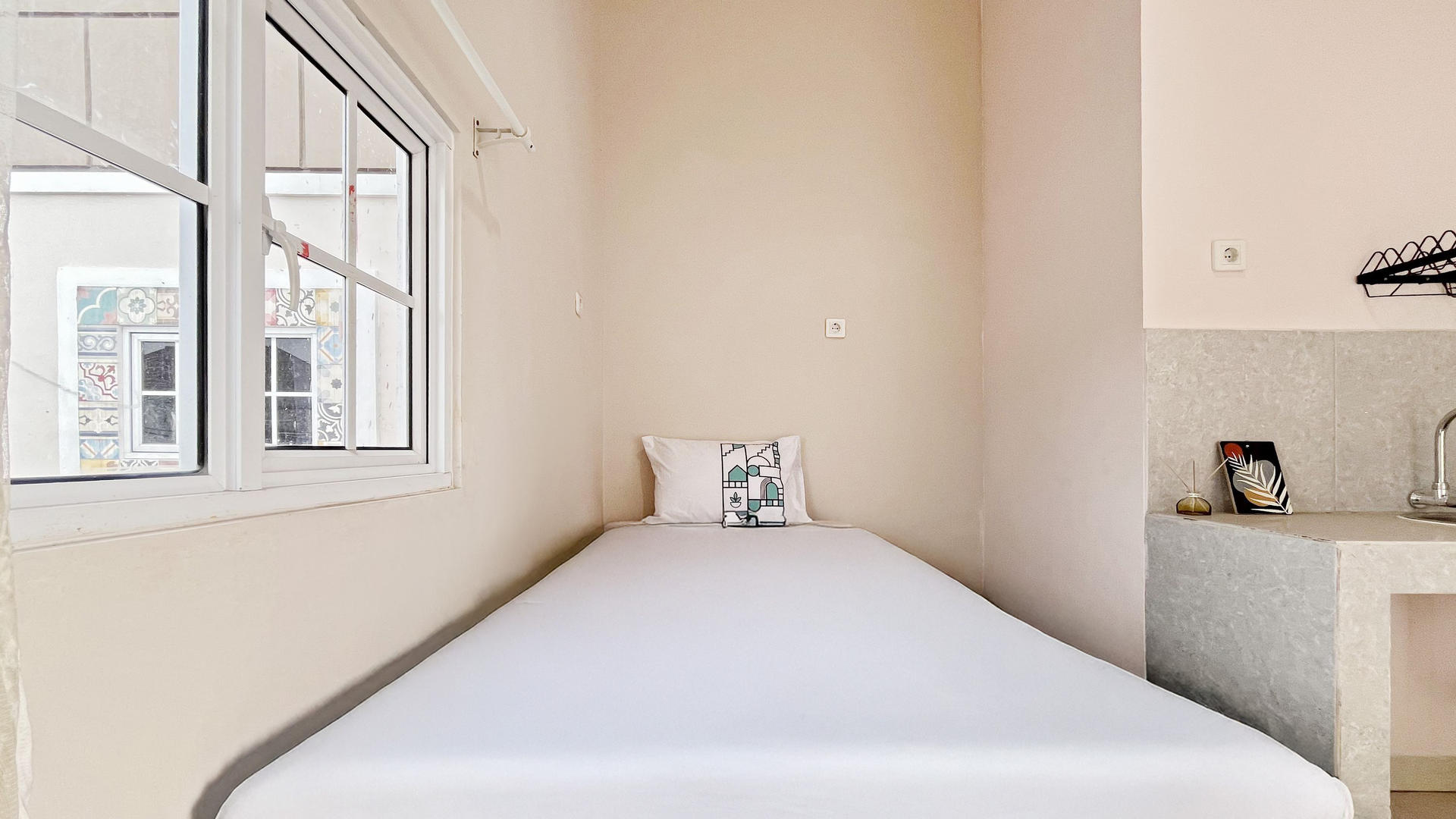 https://images.rukita.co/buildings/building/6c8d25e0-9c5.jpg