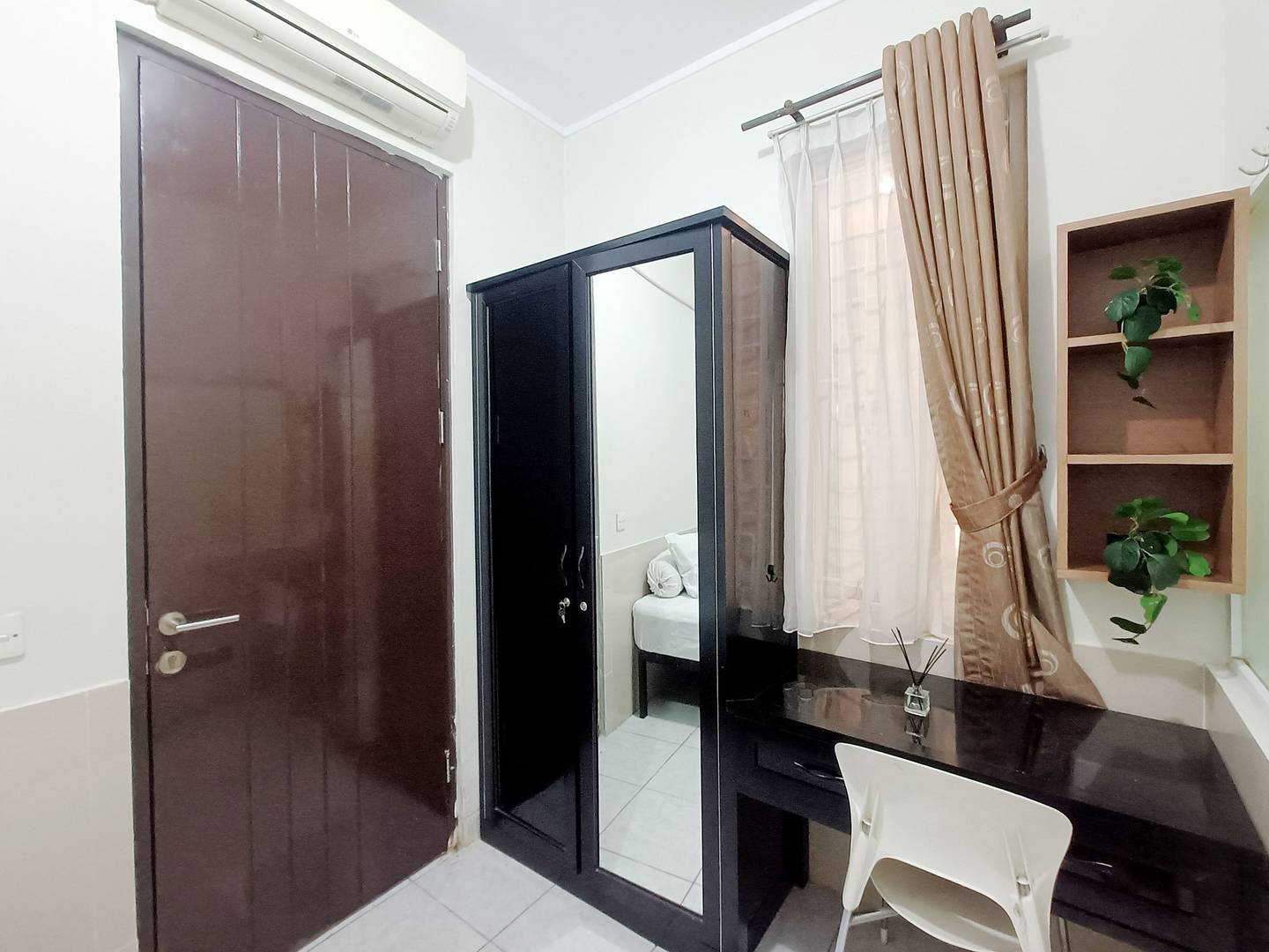https://images.rukita.co/buildings/building/6f3eb5c5-ef7.jpg