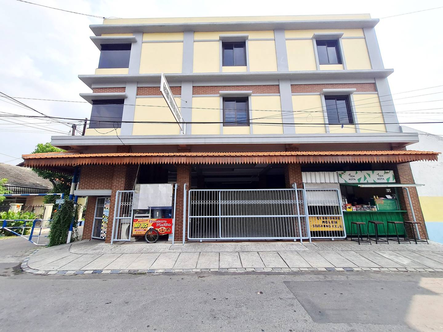 https://images.rukita.co/buildings/building/7eff1690-d04.jpg