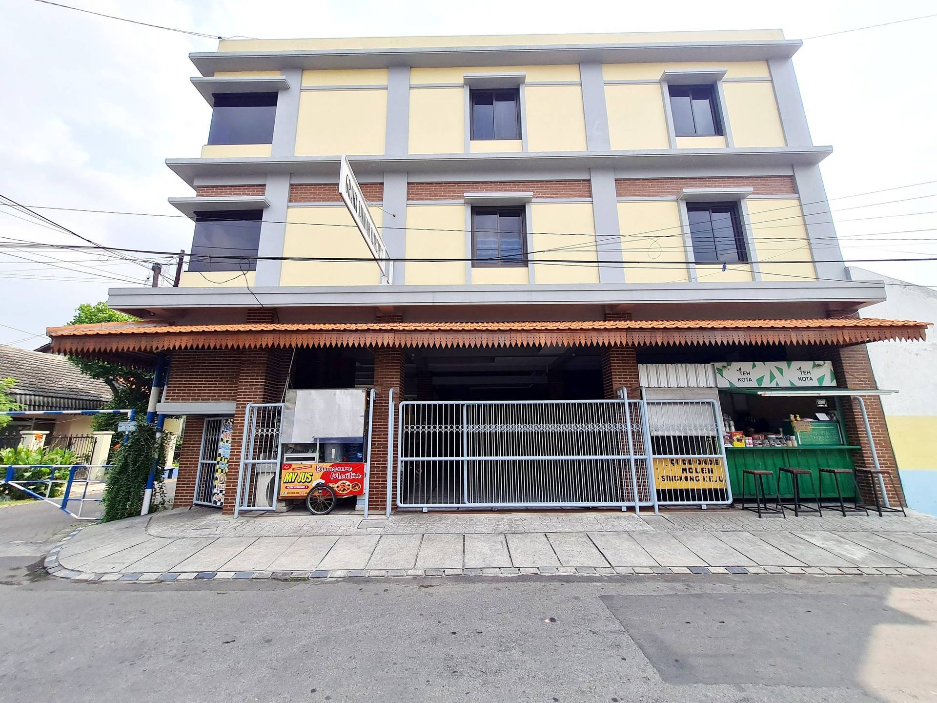 https://images.rukita.co/buildings/building/7eff1690-d04.jpg