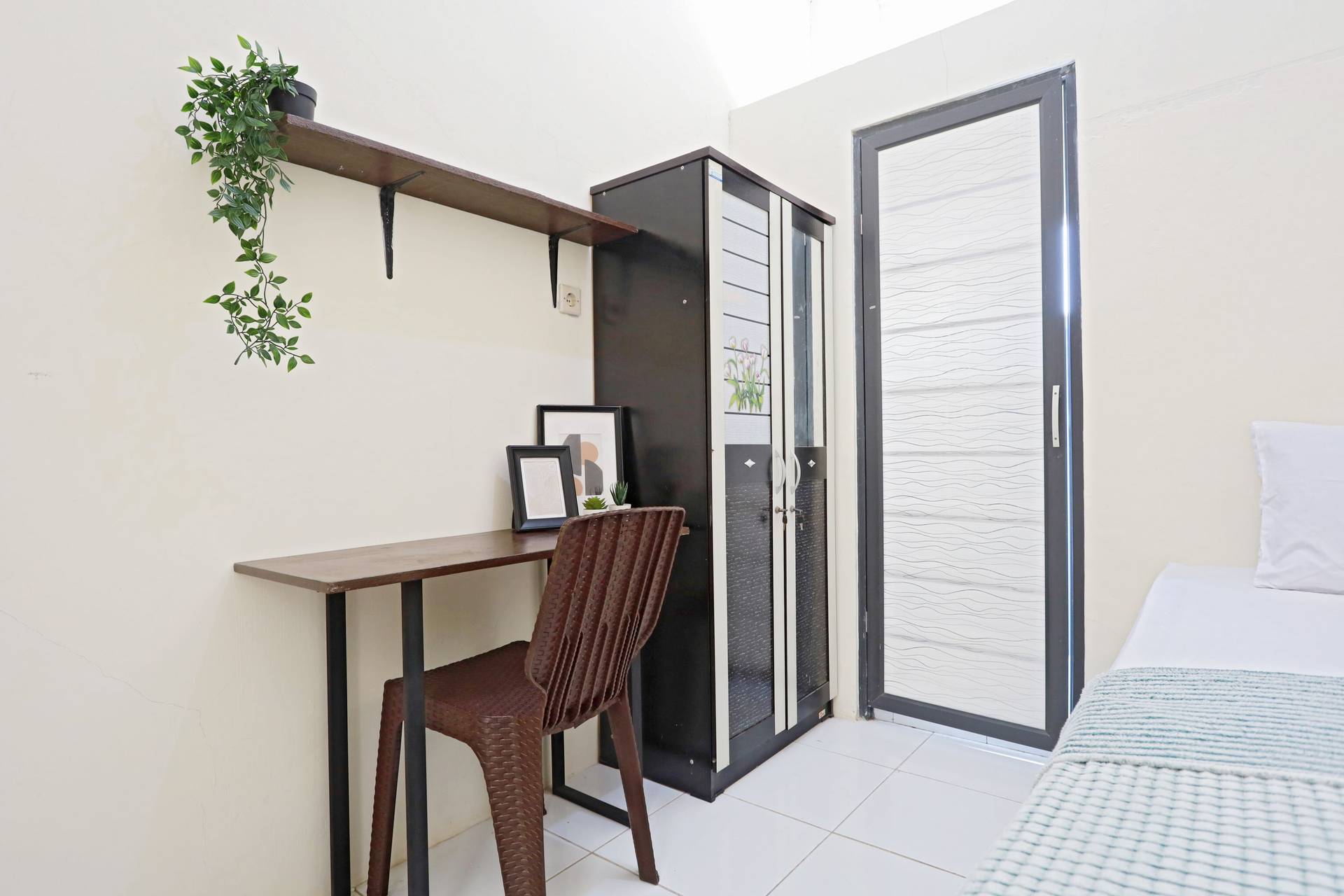 https://images.rukita.co/buildings/building/8021ced2-351.jpg