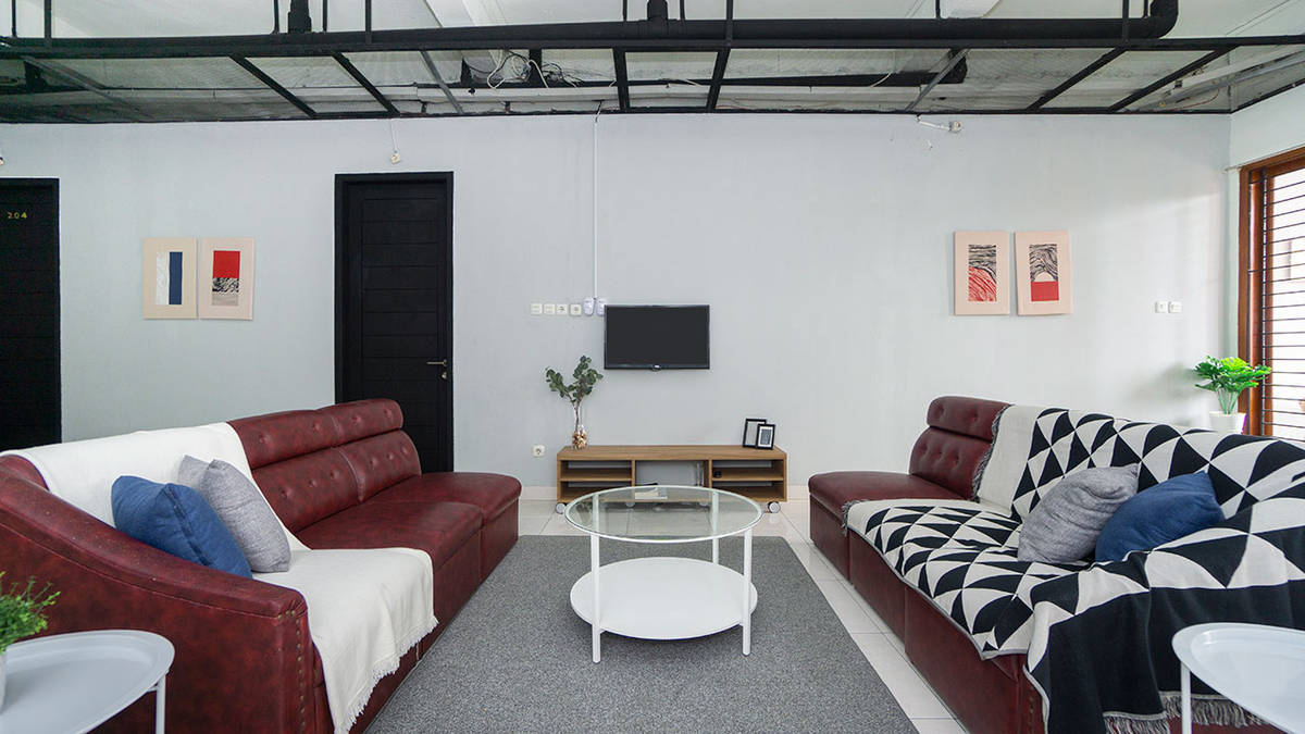 https://images.rukita.co/buildings/building/83964207-689.jpg