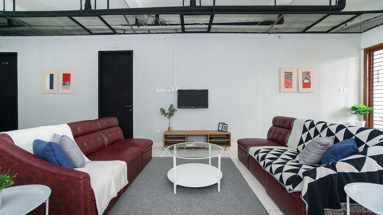 https://images.rukita.co/buildings/building/83964207-689.jpg