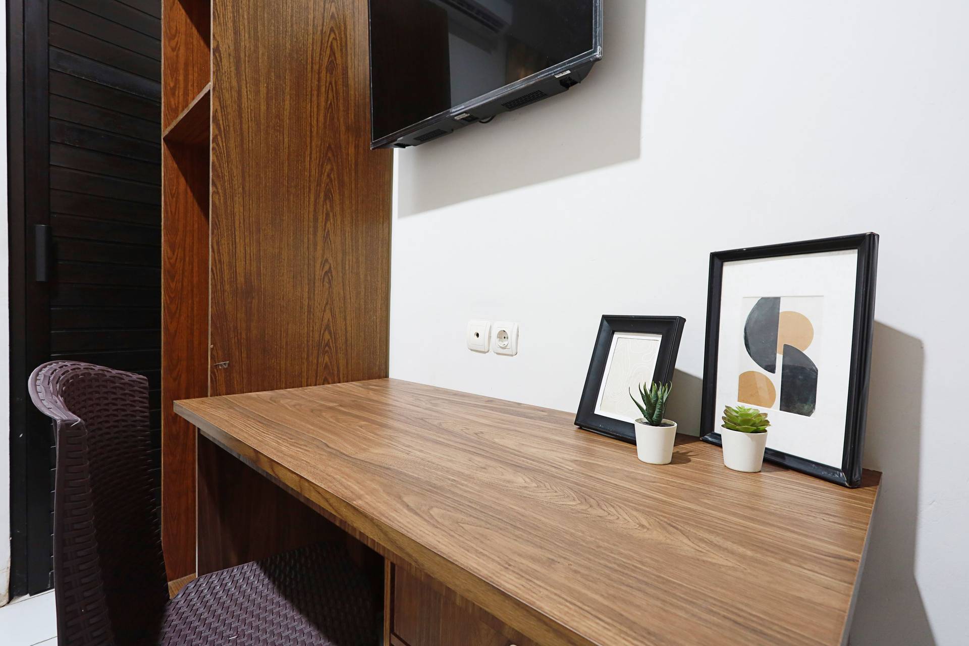https://images.rukita.co/buildings/building/83f2eb6a-4b6.jpg