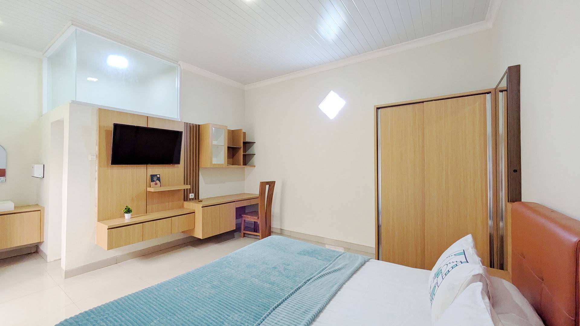 https://images.rukita.co/buildings/building/8645d30a-e15.jpg