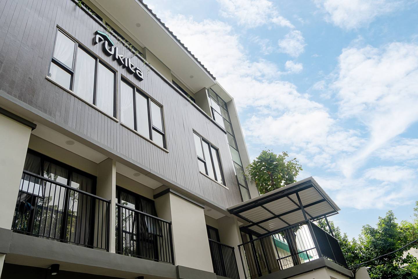 https://images.rukita.co/buildings/building/8b5bdc2d-9a1.jpg