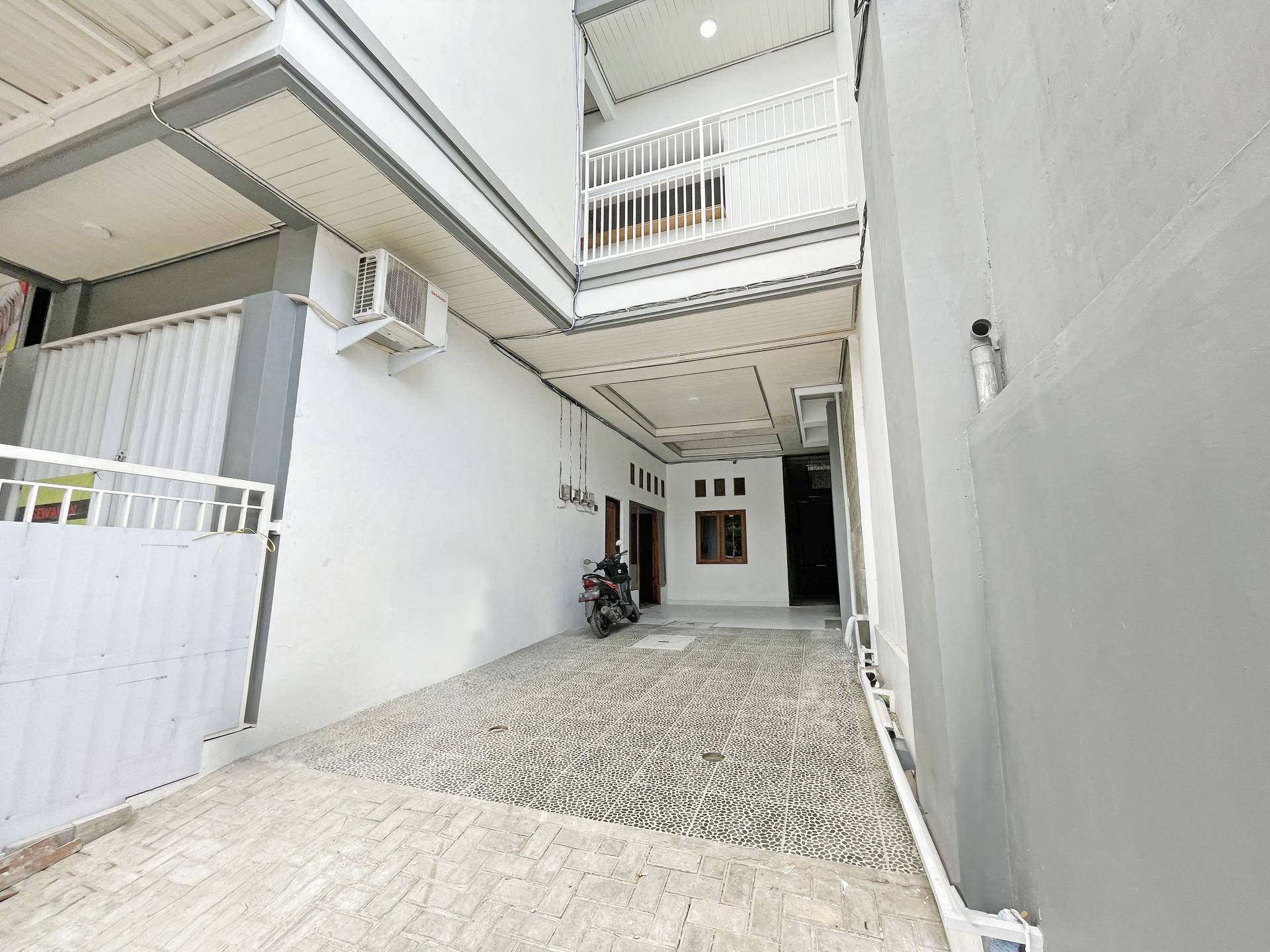 https://images.rukita.co/buildings/building/8b806604-3f1.jpg