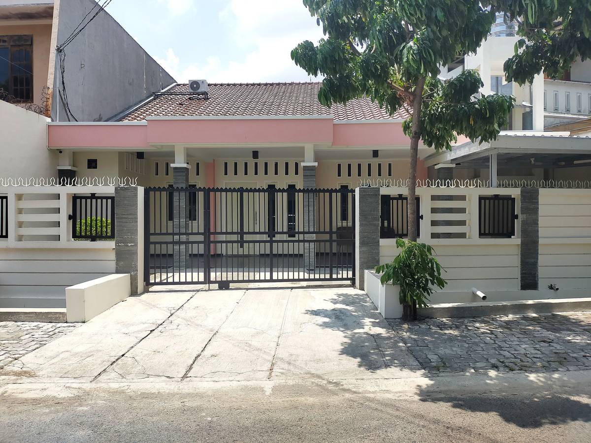 https://images.rukita.co/buildings/building/8cbe4cf2-5945-4103-b9c9-877405f70349.jpg