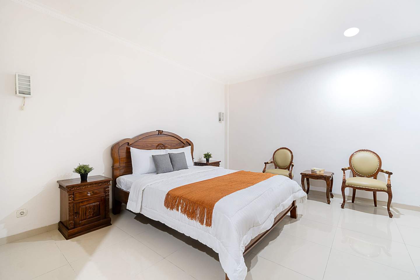 Room for Rent near Tebet Station - Uma Kost Royal Suvarna Pondok Gede