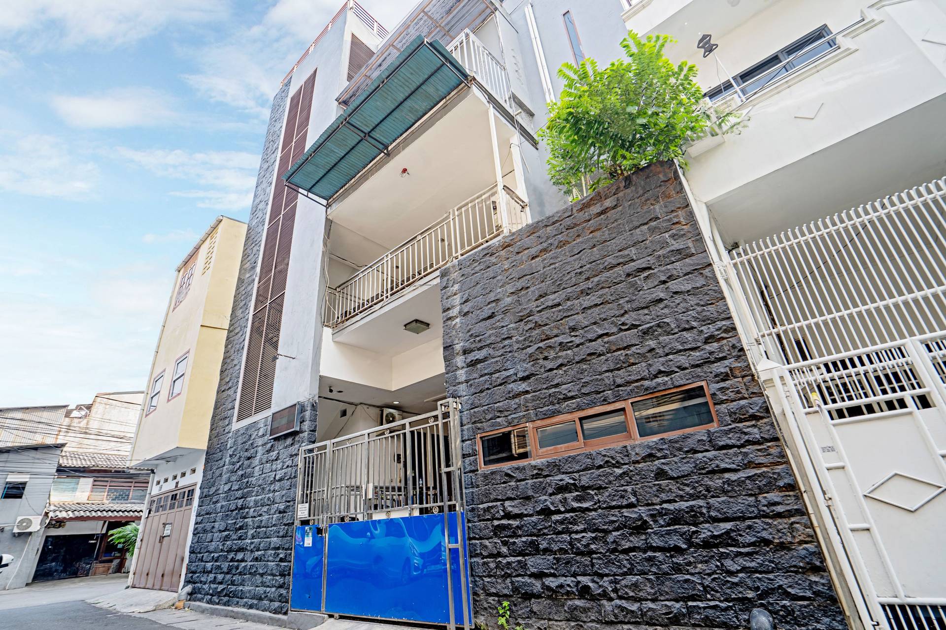 https://images.rukita.co/buildings/building/9a7badbb-4d6.jpg