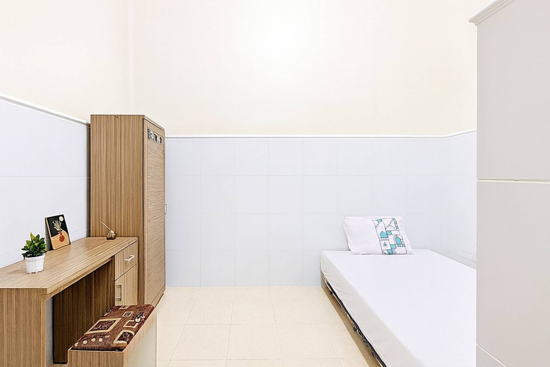 https://images.rukita.co/buildings/building/ba67db41-d213-4f0b-93e3-37d5a6c2a8b3.jpg