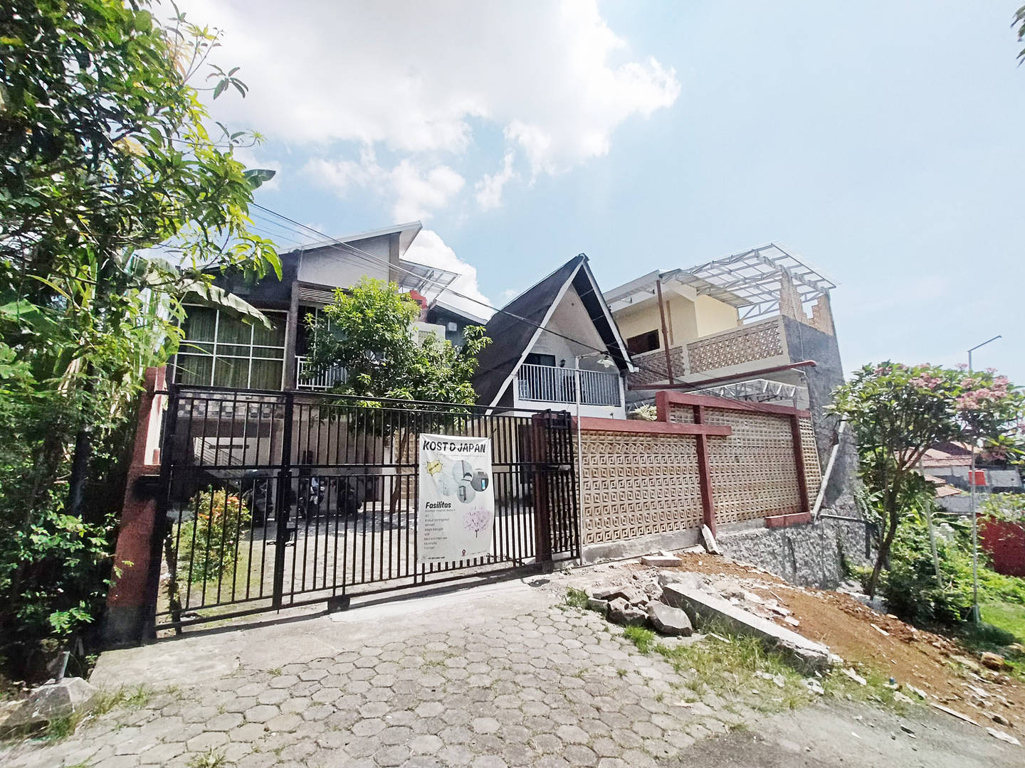 https://images.rukita.co/buildings/building/c258c0ae-81f.jpg