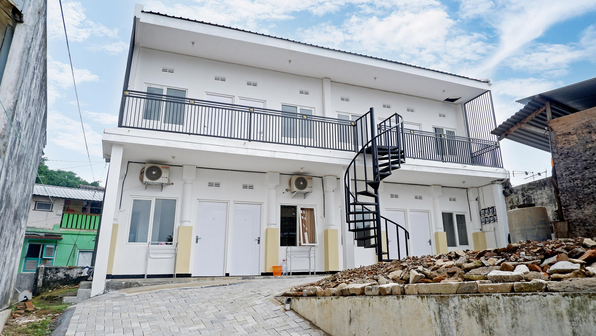 https://images.rukita.co/buildings/building/c33fb31f-a20.jpg