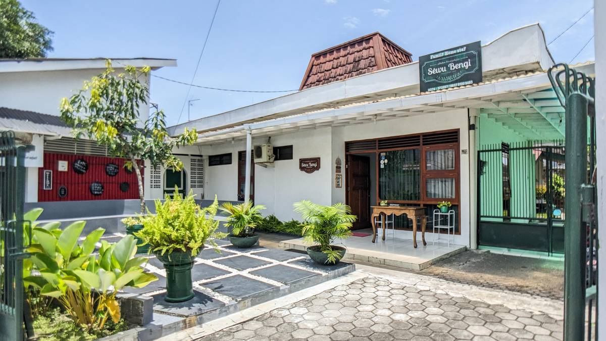https://images.rukita.co/buildings/building/c6328a70-229.jpg