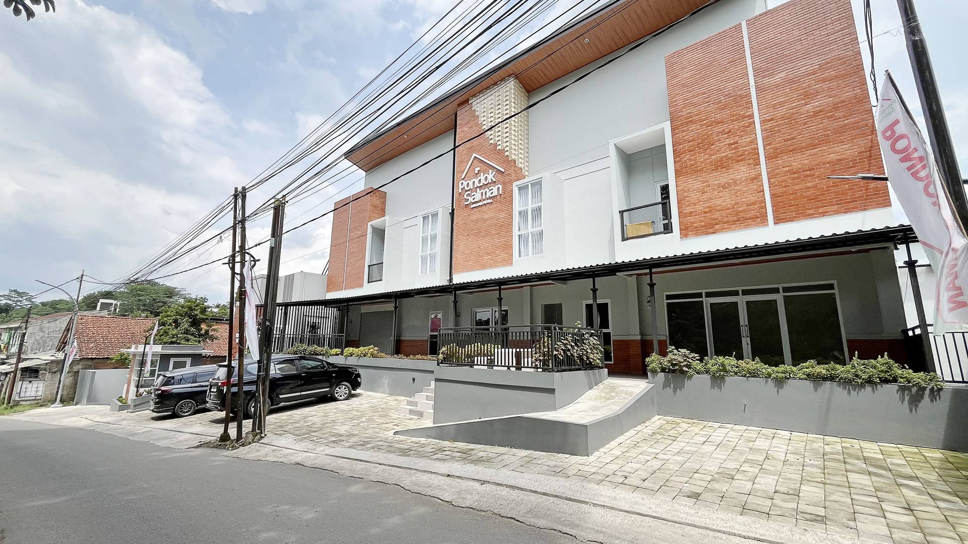 https://images.rukita.co/buildings/building/c7c42010-9252-4478-8314-381800b27b53.jpg